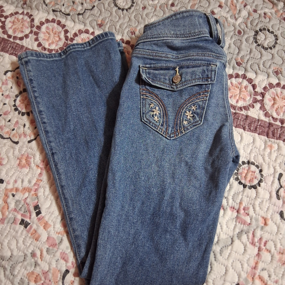 Hollister Women's 00 Short Bootcut Blue Jeans with Embroidered Back Pockets